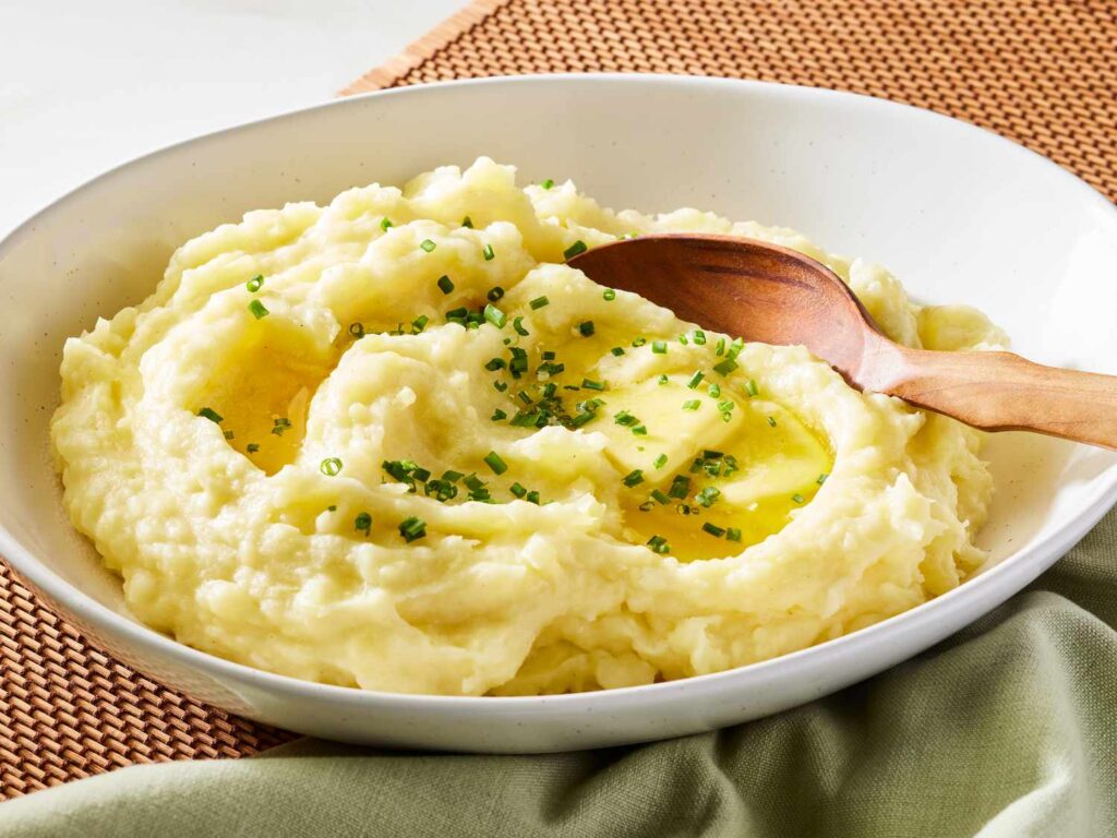 Dishes 18290 garlic mashed potatoes ddmfs beauty2 4x3 0327 2 47384a10cded40ae90e574bc7fdb9433